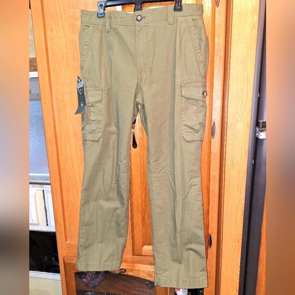 G.H. Bass & Co. Jack Mountain Cargo pants in a size 34x30. NWT.